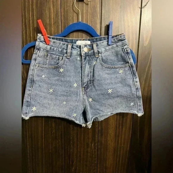 Blue Jean shorts/ white flowers - Picture 4 of 7